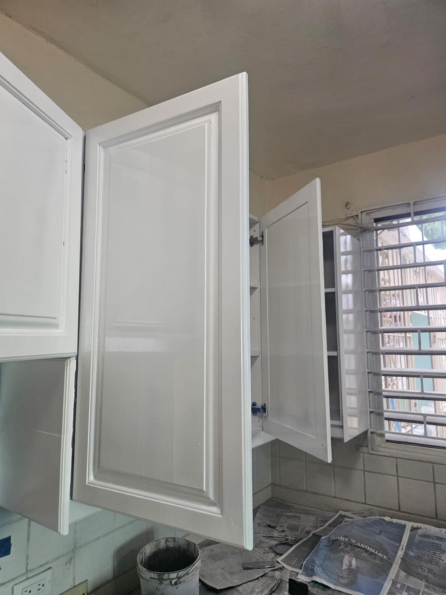 Kitchen cabinets: finished in gloss white